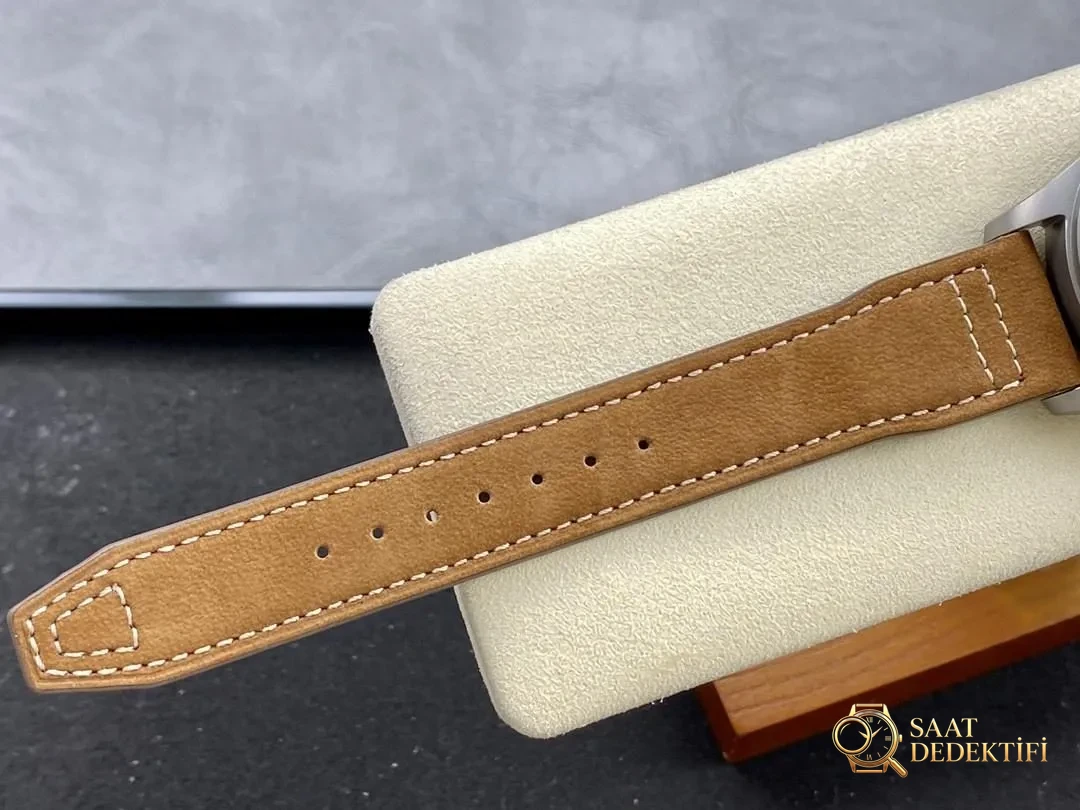 M+ fabrikasının IWC Büyük Pilot 43 mm titanyum kasa Big Pilot kalitesi V7 Factory ile boy ölçüşebilir mi? - Yan Profil ve Kordon Bağlantısı
