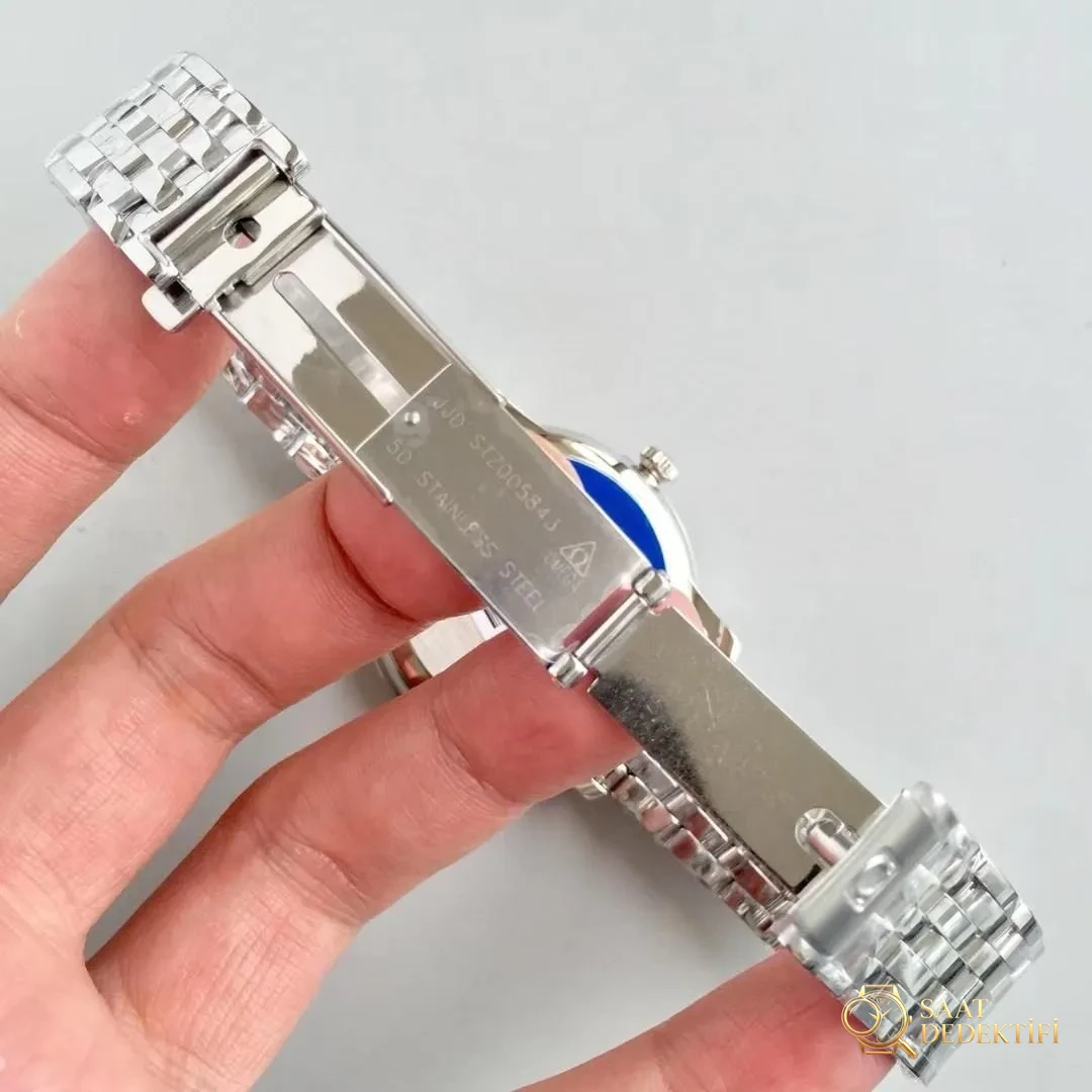 Is the MKS Factory Omega De Ville obvious at a glance? You will find out when you read the review - Phosphor and Super-LumiNova Night View