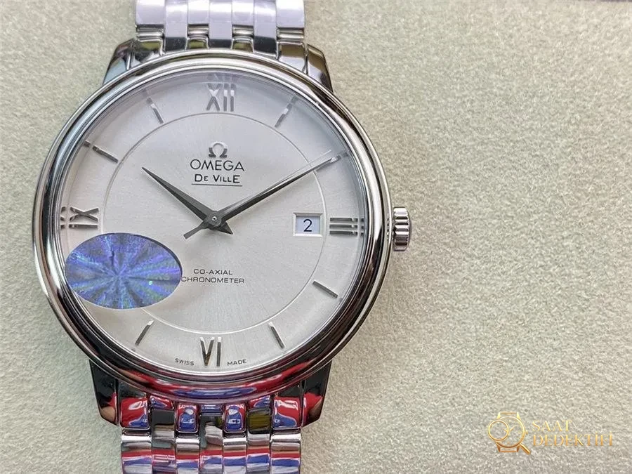Omega MKS Factory Review - Vue de face et conception du boîtier