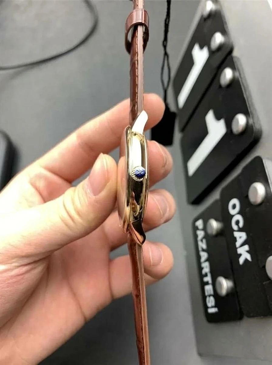 MKS Factory Vacheron Constantin Traditionnelle 85180 serisinin V2 versiyonunda neler geliştirildi? - Yan Profil ve Kordon Bağlantısı