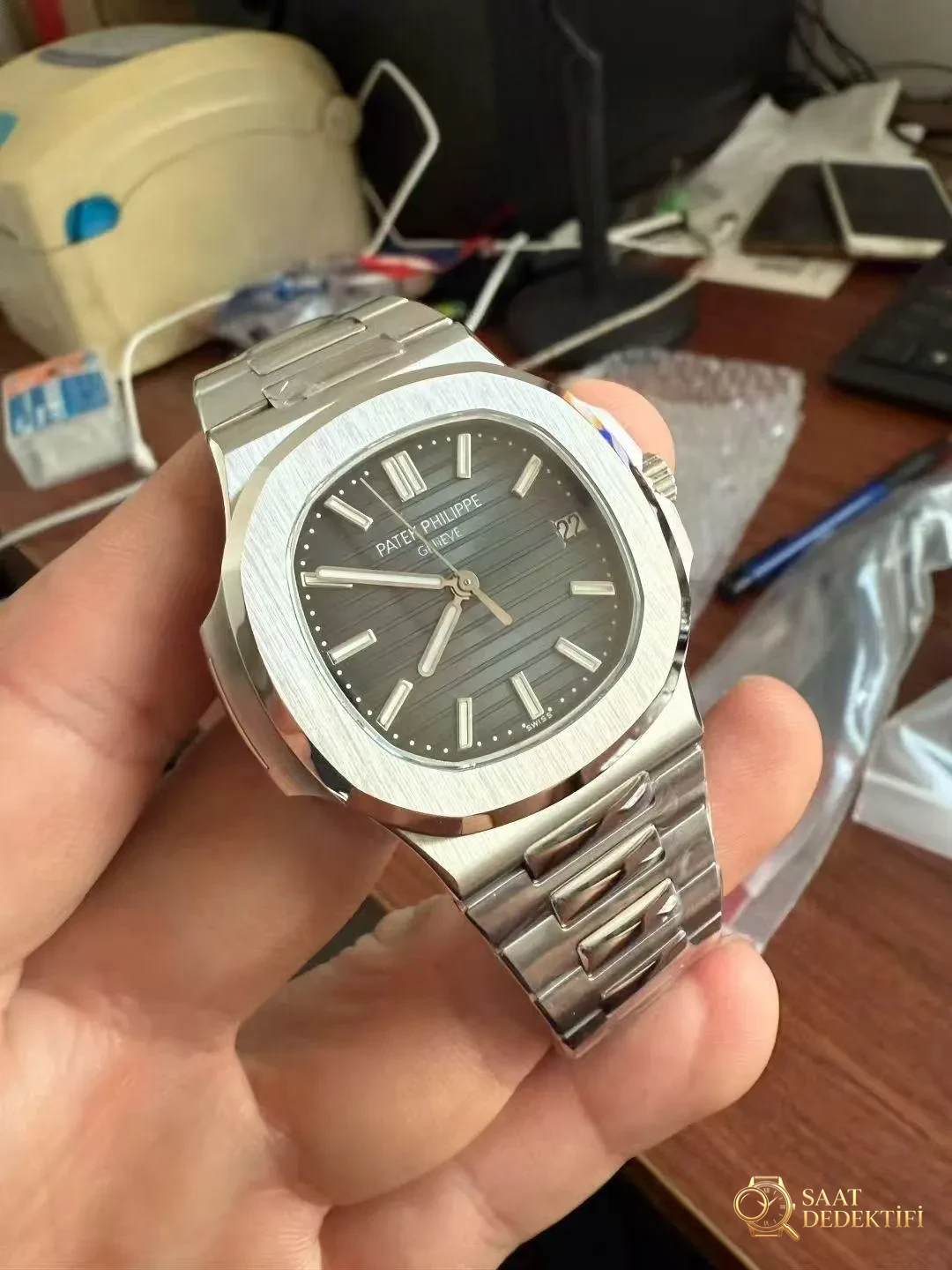 Nautilus 5711 Replikaları Hakkında - Arka Kapak ve Mekanizma Detayı