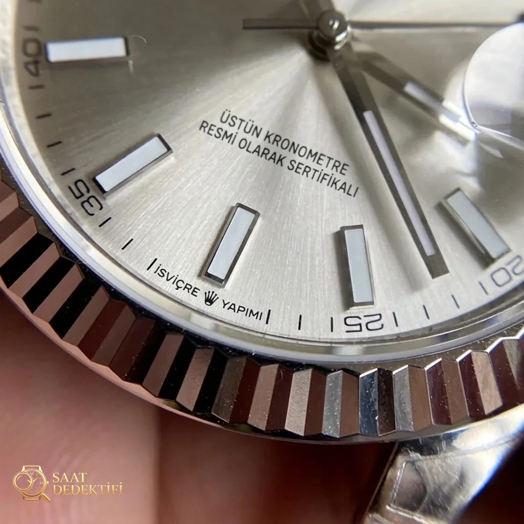 Revue de l'ultime VS Factory Rolex Datejust 41 mm avec cadran argenté : une classe de maître en horlogerie - Profil du boîtier et revue de la couronne