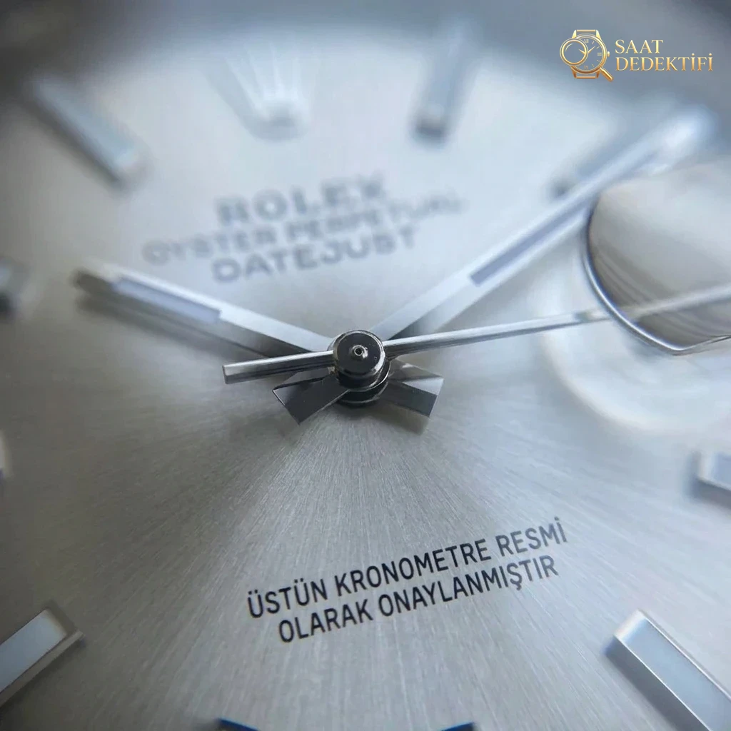 Revue de l'ultime VS Factory Rolex Datejust 41 mm avec cadran argenté : une classe de maître en horlogerie - Détails du fond du boîtier et du mouvement