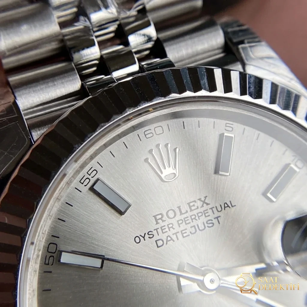 Revue du cadran argenté ultime de la Rolex Datejust 41 mm VS Factory : une classe de maître en horlogerie - Fabrication de cadrans macro et d'index