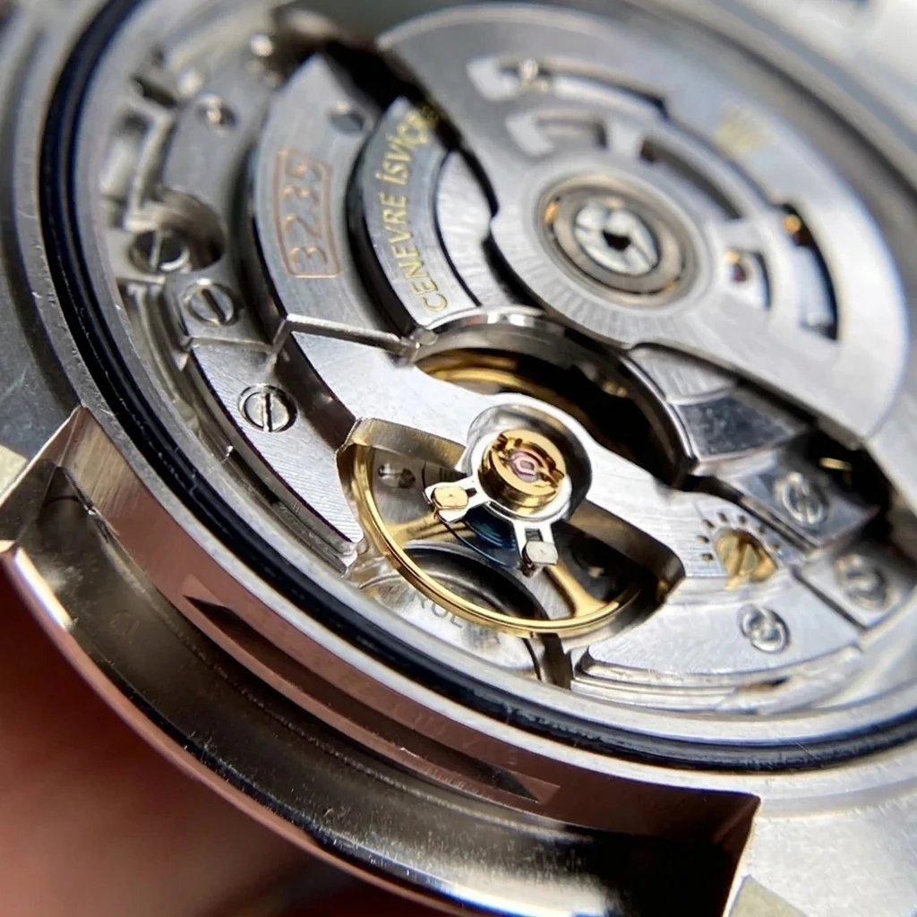 Revue de l'ultime VS Factory Rolex Datejust 41 mm avec cadran argenté : une classe de maître en horlogerie - Phosphore et Super-LumiNova Night View