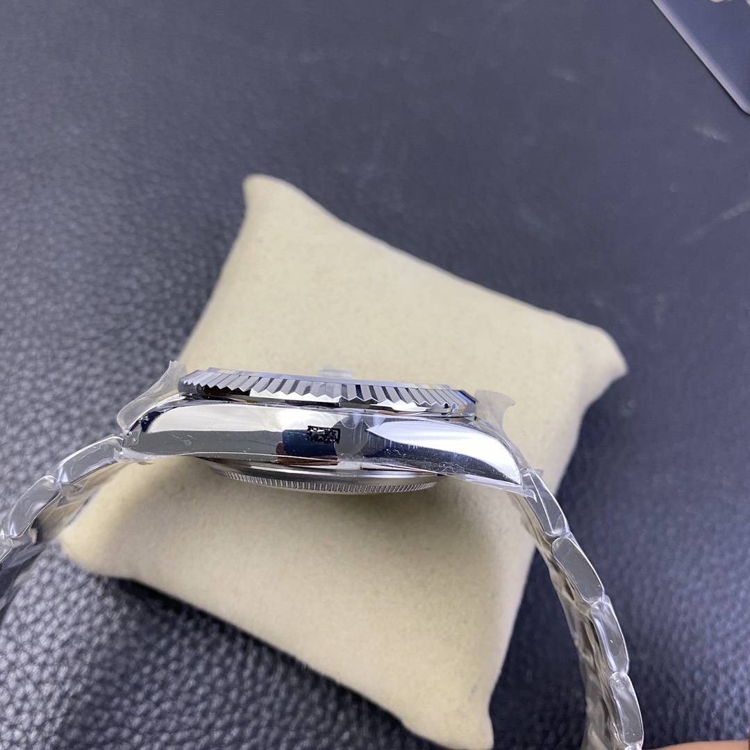 Noob fabrikası yeni Sky Dweller saatlerini yayınladı — 17. fotoğraf