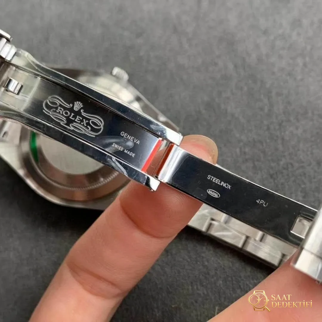 Noob fabrikasından özel fiyatlarla Rolex saatler - Arka Safir Cam Altında Kalibre Detayı