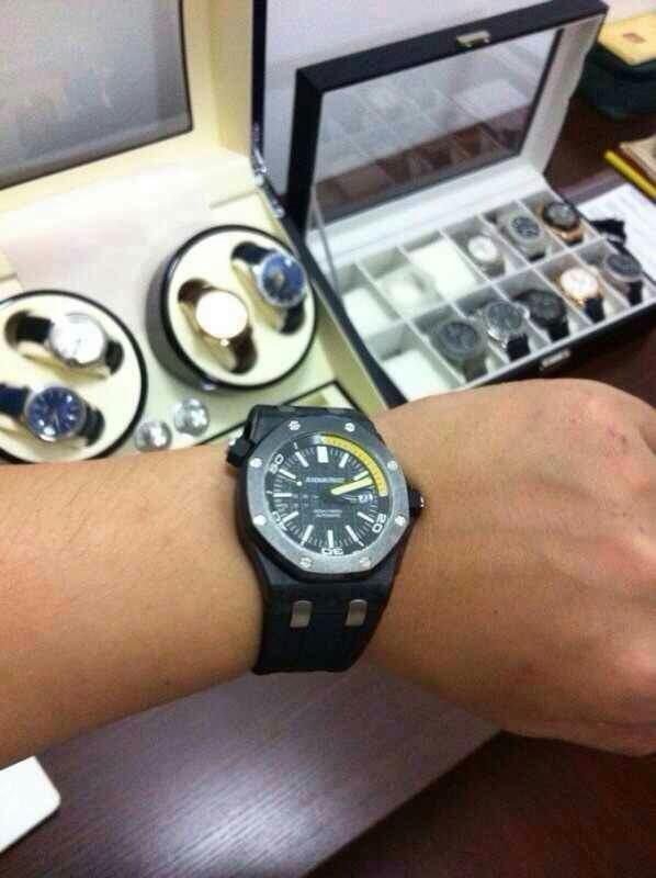 Kol Üzerinde Audemars Piguet 15706 Karbon Replika