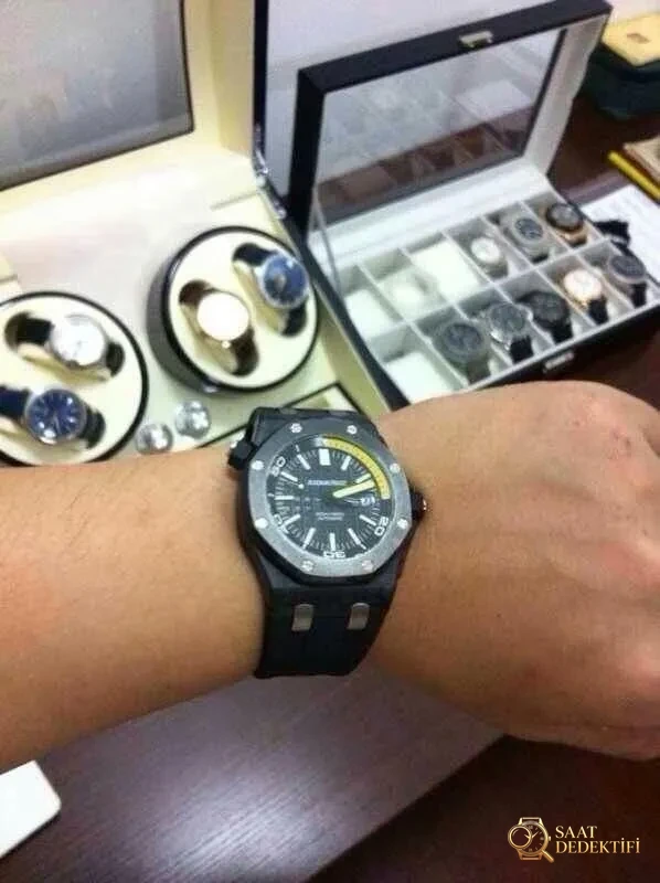 Kol Üzerinde Audemars Piguet 15706 Karbon Replika