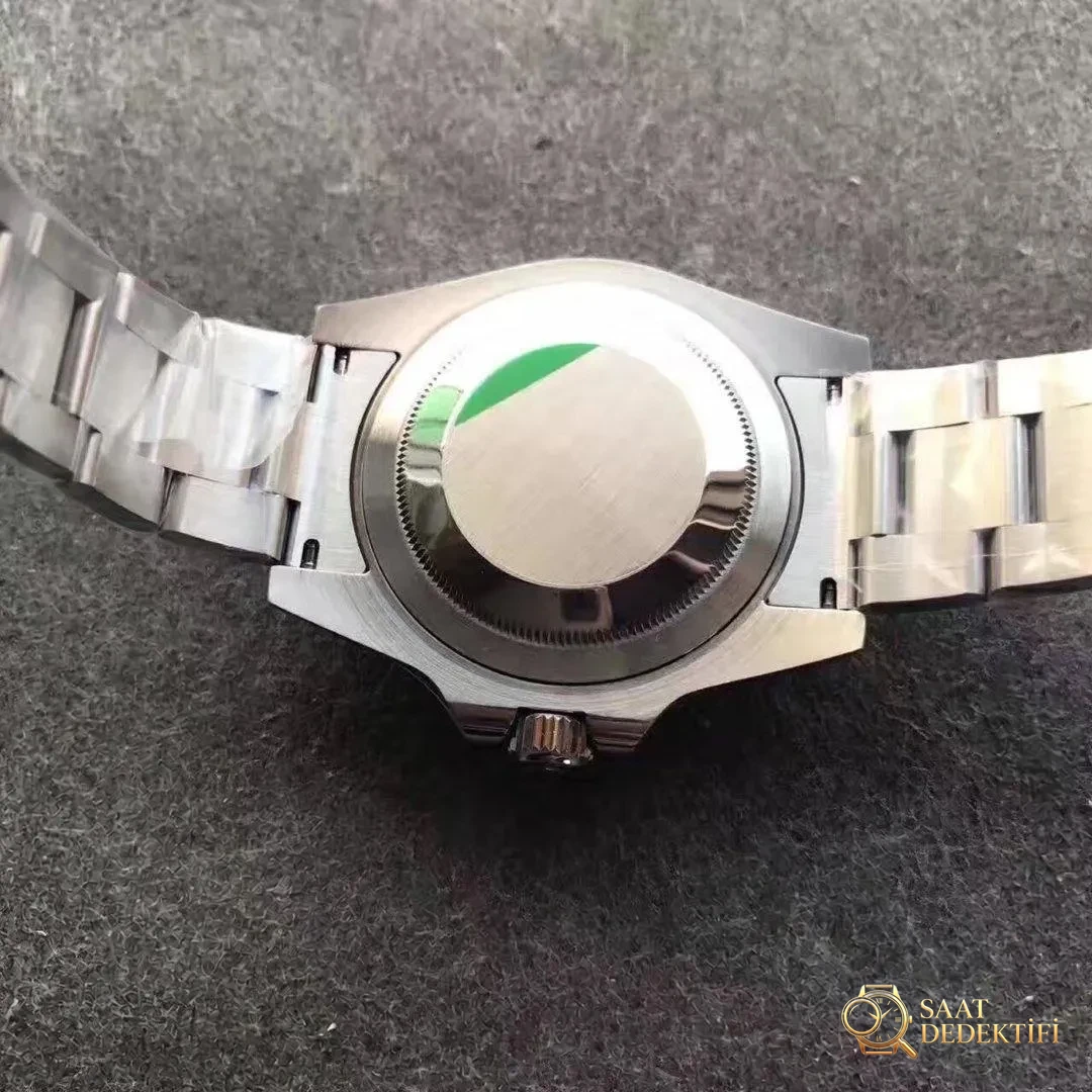 Réplique Rolex GMT Master II 116710LN arrière du boîtier