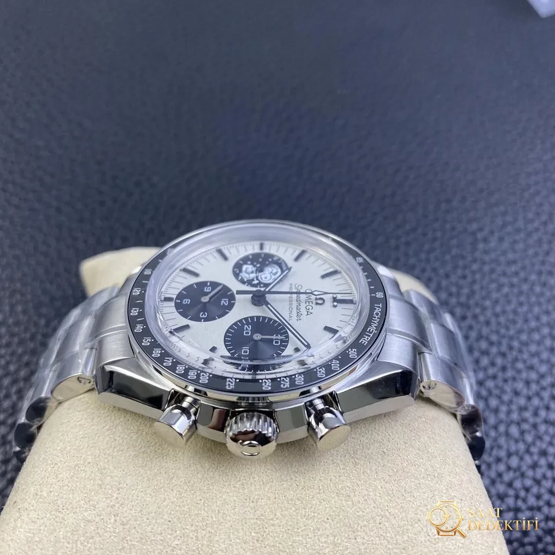A Brief Look at the Workmanship of the OM Factory Omega Speedmaster Snoopy 50th Anniversary Model - Movement Mainspring and Balance Detail