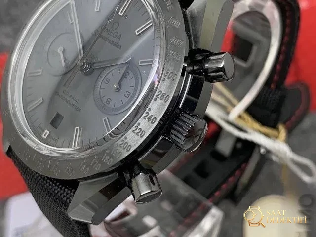 OM Factory Replica Omega Speedmaster Dark Side of the Moon “Black” Clone 9300 Mekanizmalı - Fosfor ve Super-LumiNova Gece Görünümü