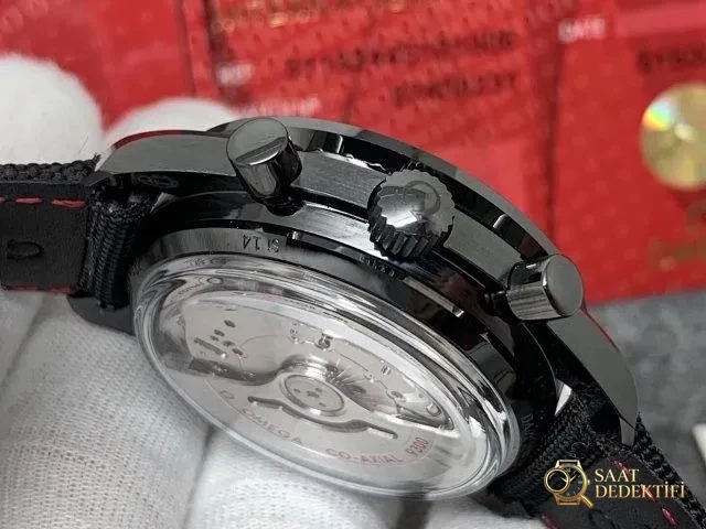 OM Factory Replica Omega Speedmaster Dark Side of the Moon “Black” Clone 9300 Mekanizmalı - Yan Profil ve Kordon Bağlantısı