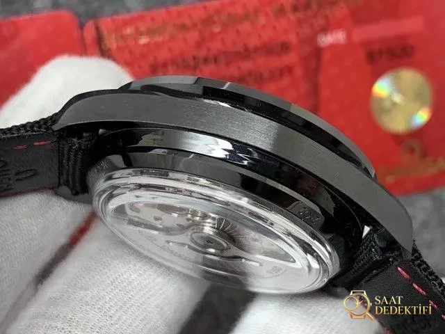 OM Factory Replica Omega Speedmaster Dark Side of the Moon “Black” Clone 9300 Mekanizmalı - Genel Açı ve Estetik Duruş