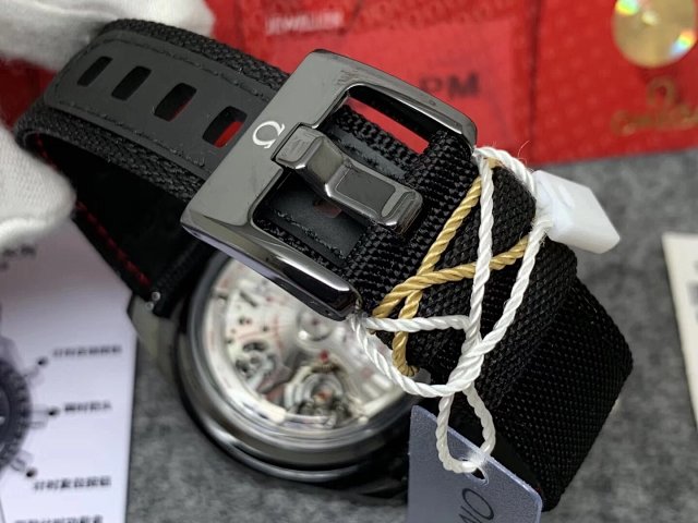 OM Factory Replica Omega Speedmaster Dark Side of the Moon “Black” Clone 9300 Mekanizmalı — 15. fotoğraf