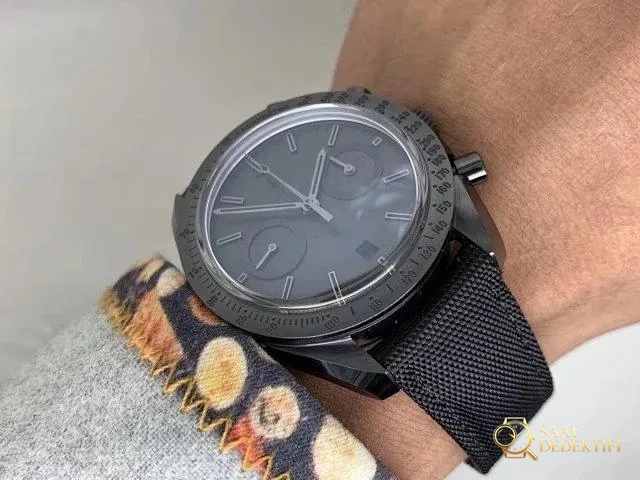 OM Factory Replica Omega Speedmaster Dark Side of the Moon “Black” Clone 9300 Mekanizmalı - Cam Yansıma Önleyici (AR) Kaplama