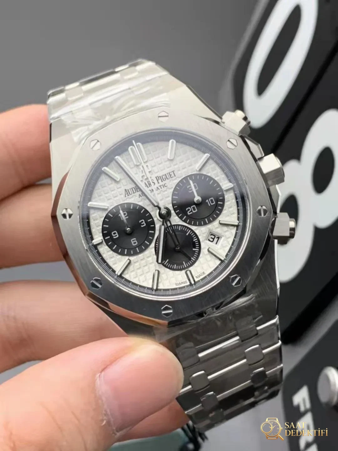 Replika Audemars Piguet Royal Oak Kronograf SS Beyaz Kadran Siyah Yardımcı Kadranlar