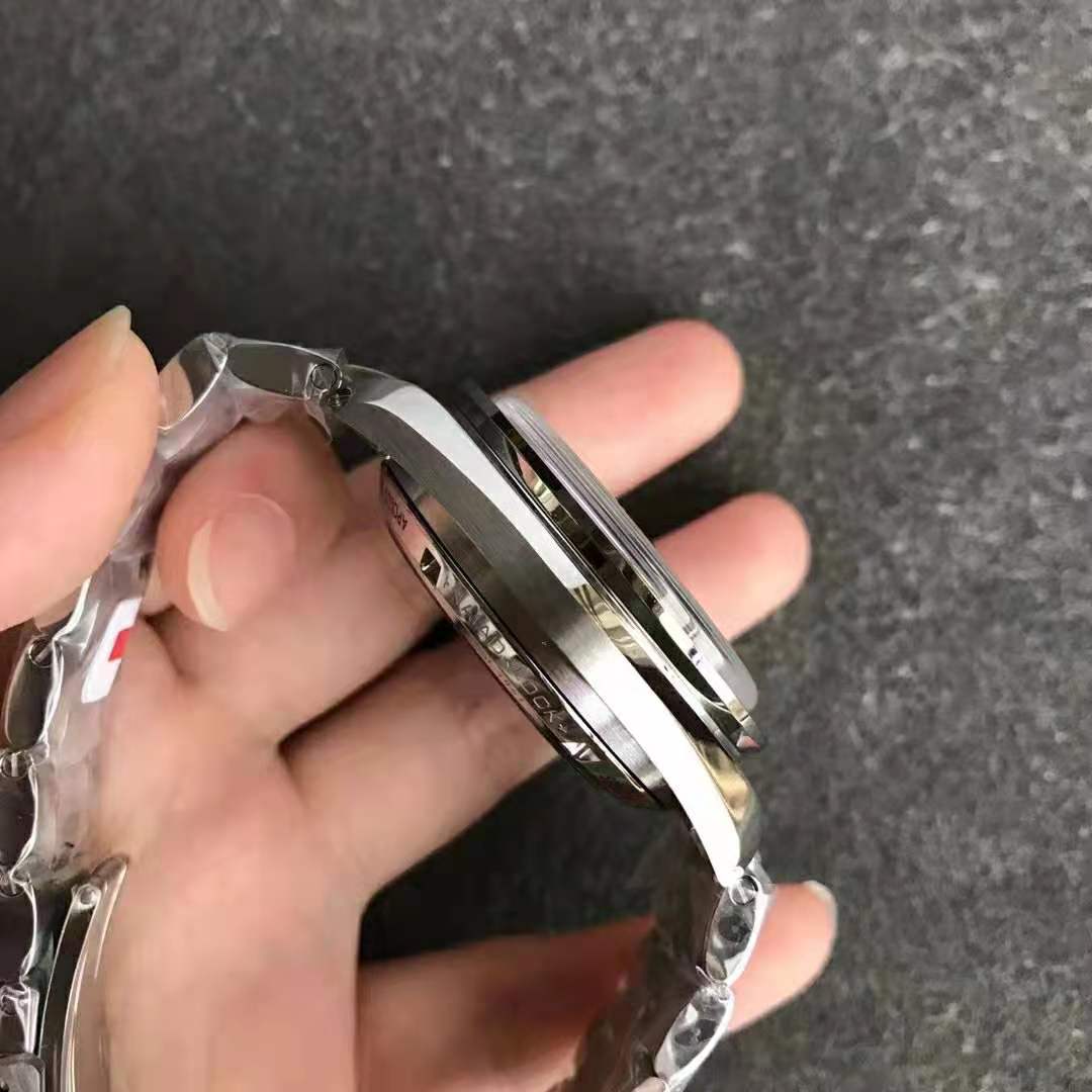 Omega Speedmaster Snoopy Kasa