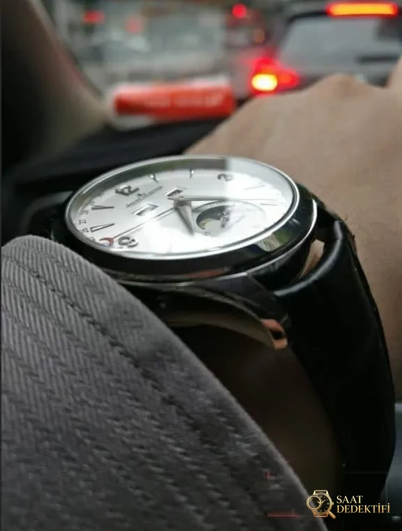 OM Jaeger-LeCoultre Master Calendar Ay Evreli 1558420 Yıllık Takvim Kol Saati Gerçek-Replika Karşılaştırmalı İnceleme - Cam Yansıma Önleyici (AR) Kaplama