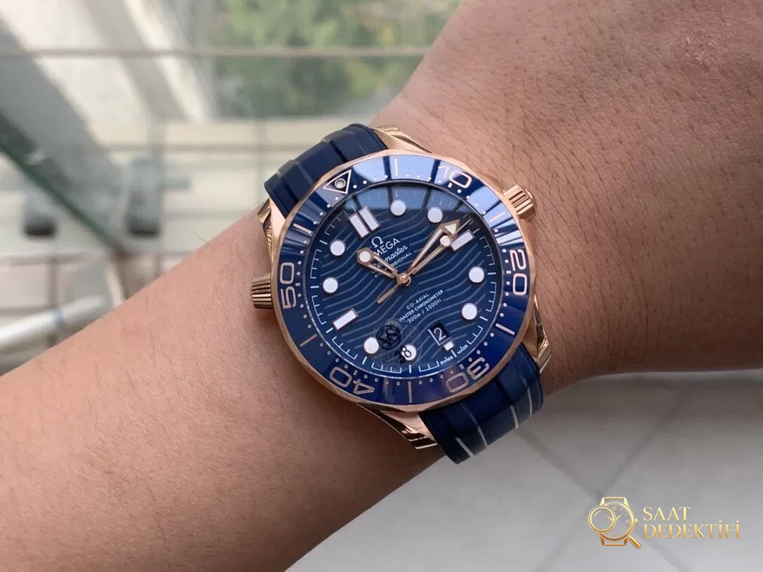 Omega VS yeni Seamaster 300 metre mavi kadran full rose gold 8800 mekanizmasının kusuru nerede? Başkaları fark eder mi? - Fosfor ve Super-LumiNova Gece Görünümü