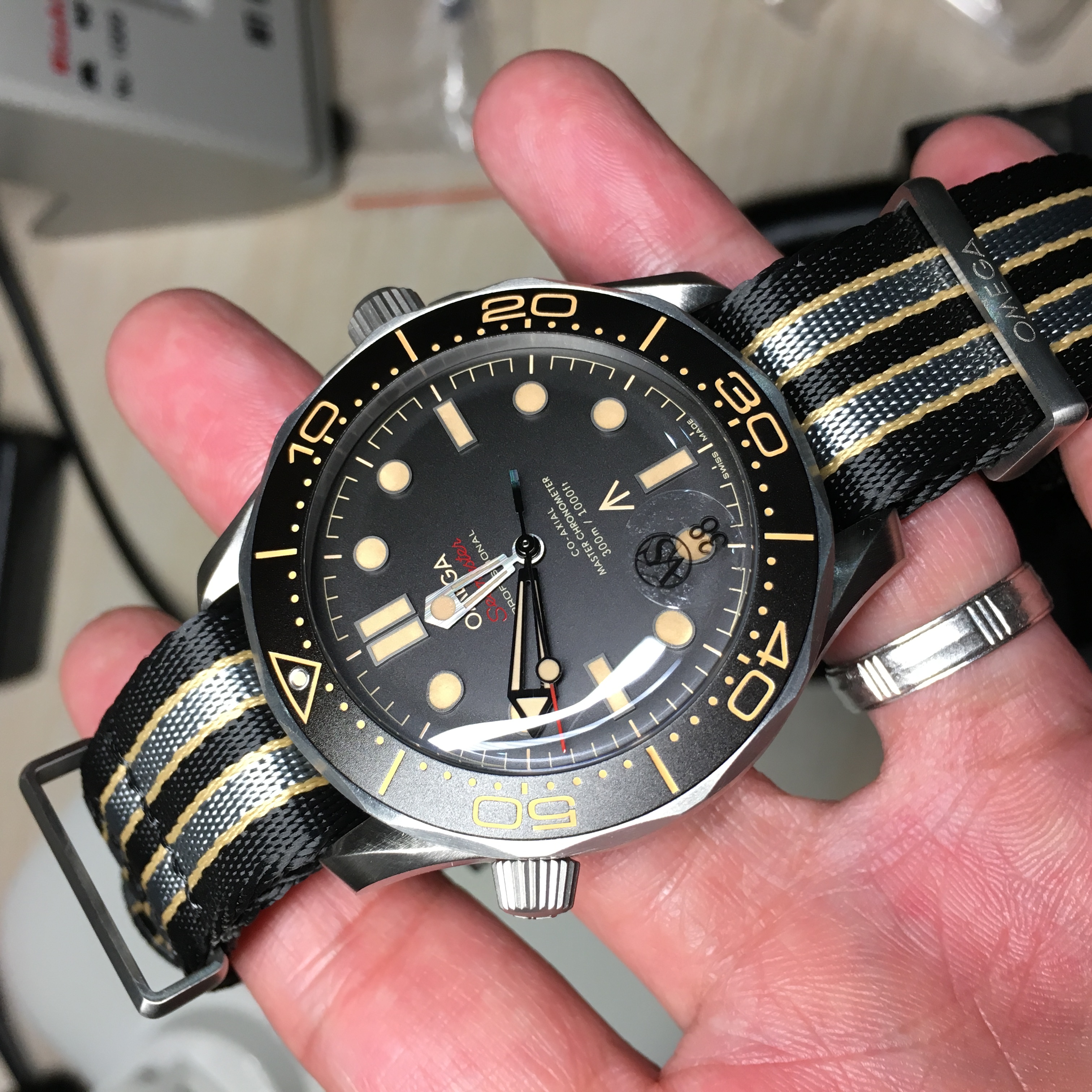 Replika Omega Seamaster No Time to Die Gerçek Titanyum