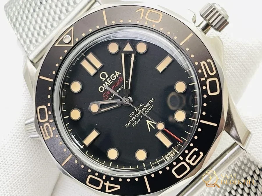 OR Factory Omega, анодированный алюминий, металл, тематические часы из фильма 007 «Не время умирать» — деталь циферблата и качество изготовления безеля
