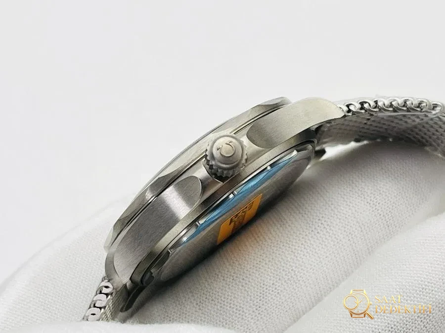 OR Factory Omega, анодированный алюминий, металл, тематические часы из фильма 007 «Не время умирать» - задняя крышка и детали механизма