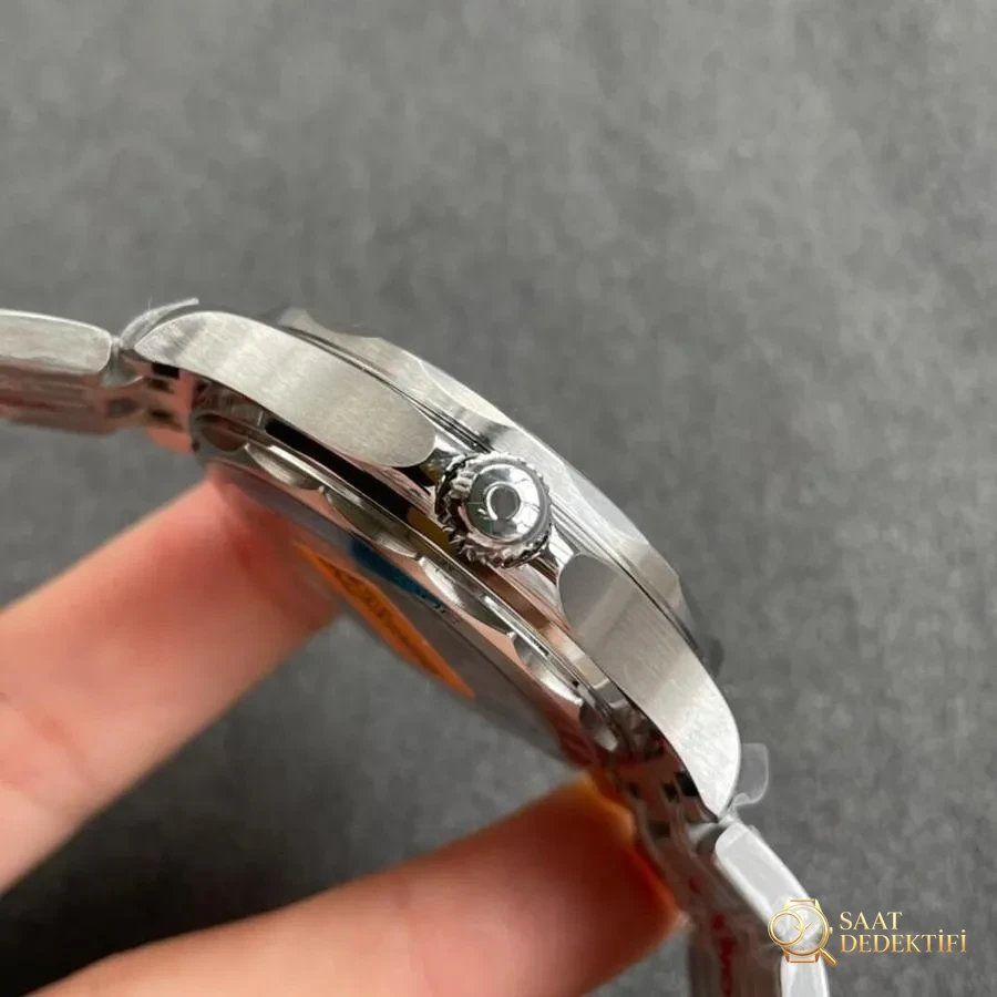 OR Factory Omega Seamaster 300 ile VS Factory karşılaştırması: Hangisi daha iyi? - Arka Kapak ve Mekanizma Detayı