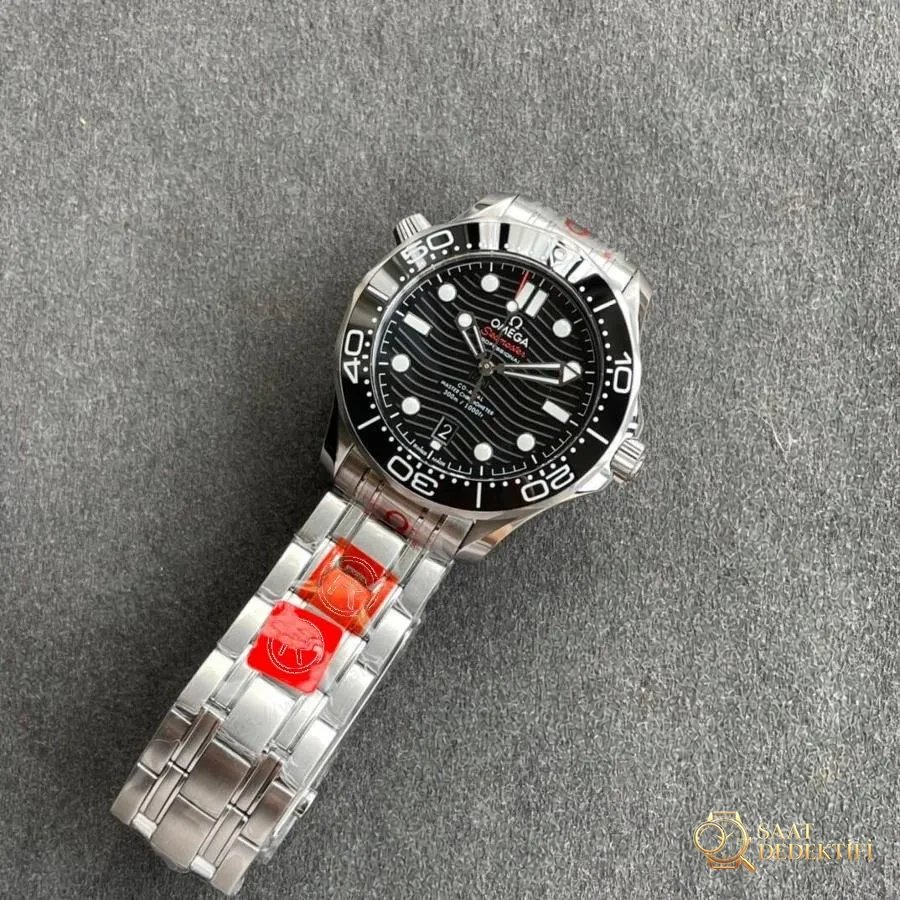 OR Factory Omega Seamaster 300 ile VS Factory karşılaştırması: Hangisi daha iyi? - Klips Kilidi ve Lazer Damgalar