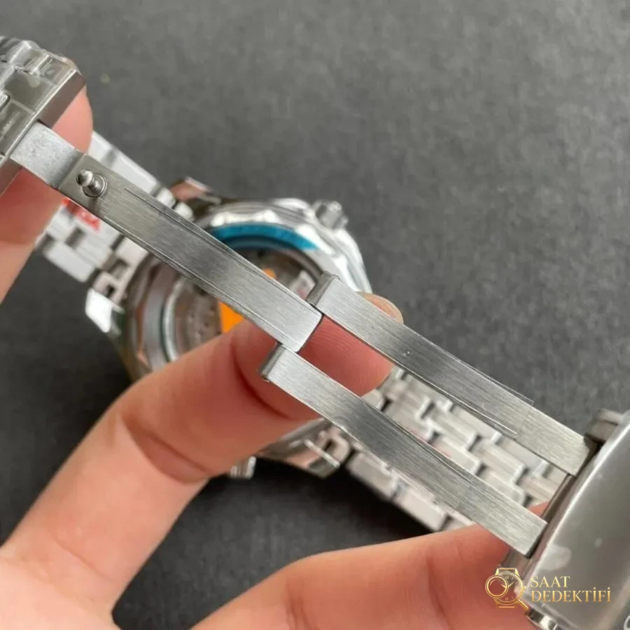 OR Factory Omega Seamaster 300 ile VS Factory karşılaştırması: Hangisi daha iyi? - Fosfor ve Super-LumiNova Gece Görünümü