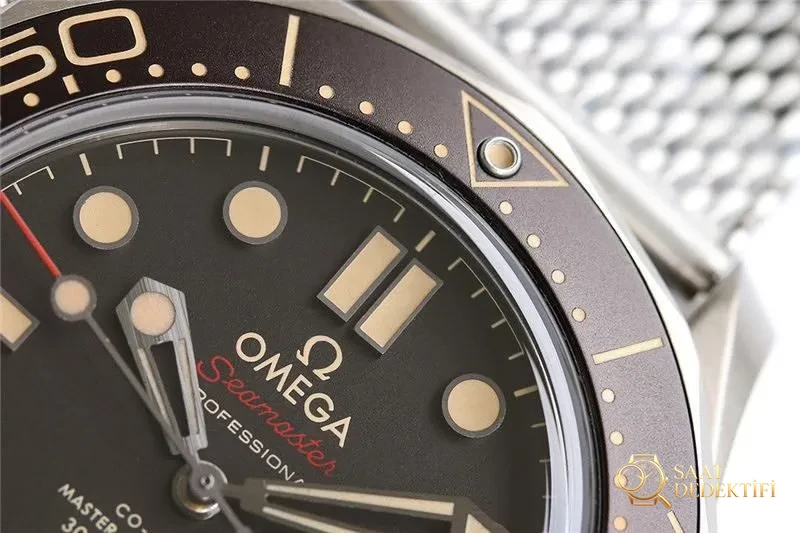 OR Factory Omega Seamaster 300 No Time to Die saat incelemesi - Arka Kapak ve Mekanizma Detayı