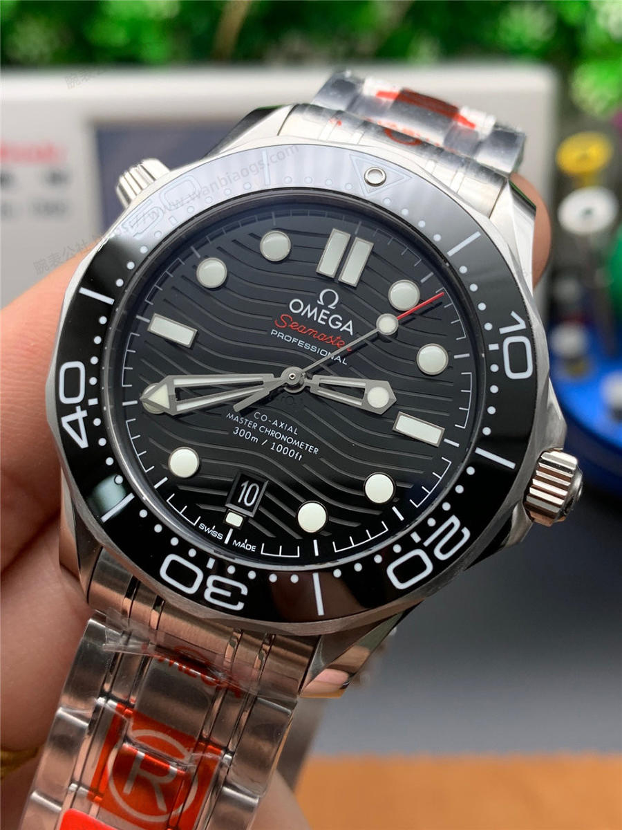 OR Factory Omega Seamaster 300M karşılaştırması VS Factory — 3. fotoğraf