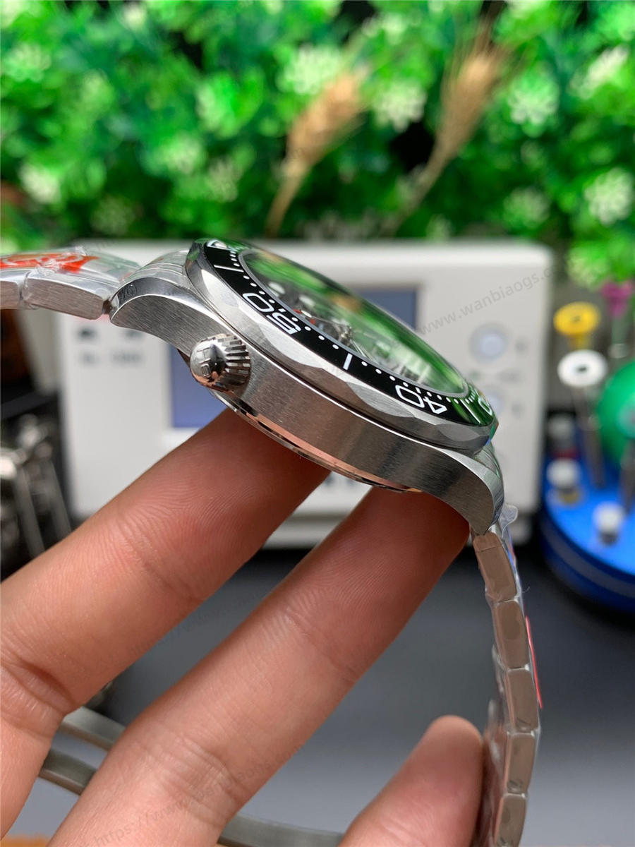OR Factory Omega Seamaster 300M karşılaştırması VS Factory — 4. fotoğraf
