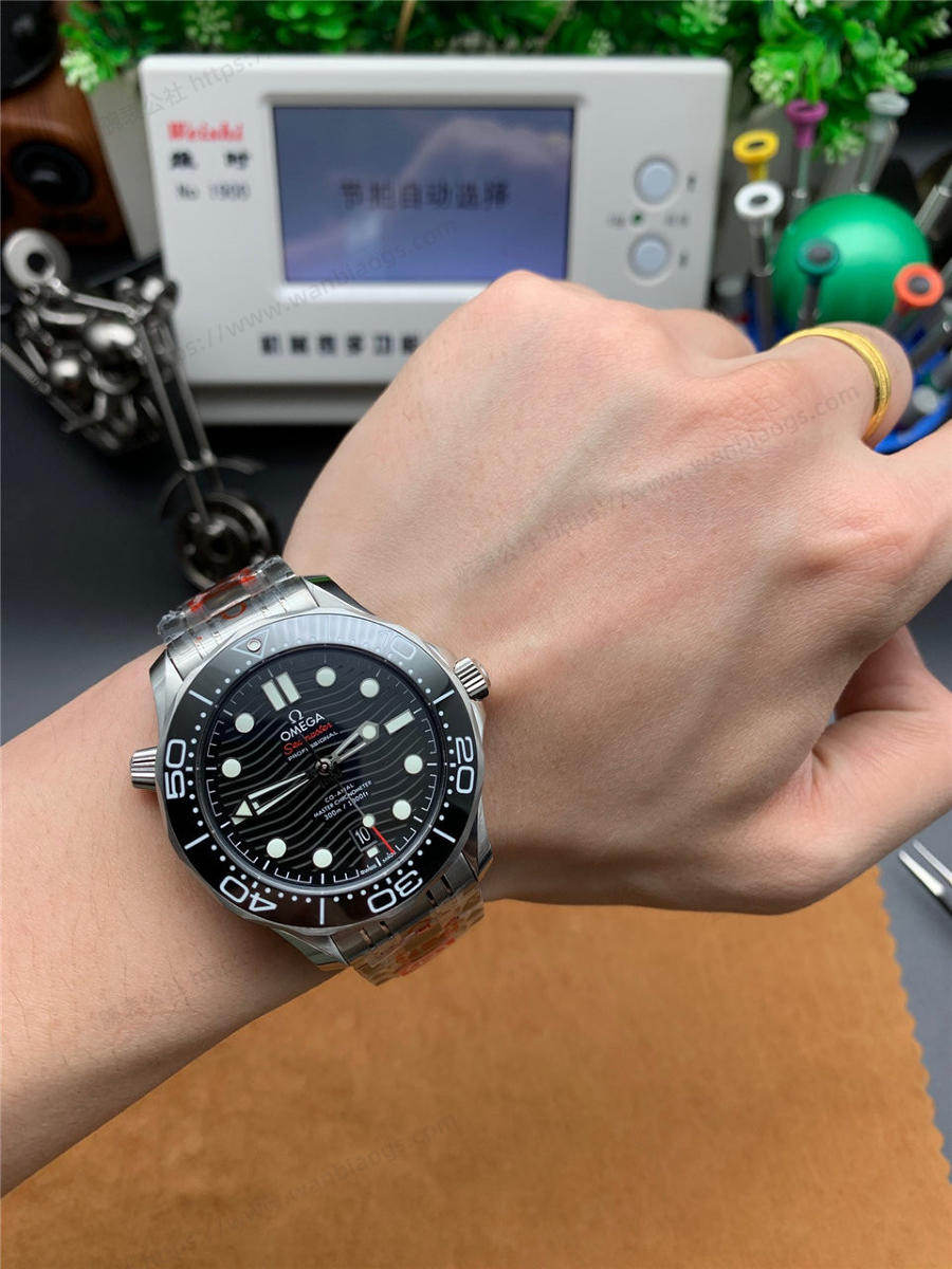OR Factory Omega Seamaster 300M karşılaştırması VS Factory — 8. fotoğraf