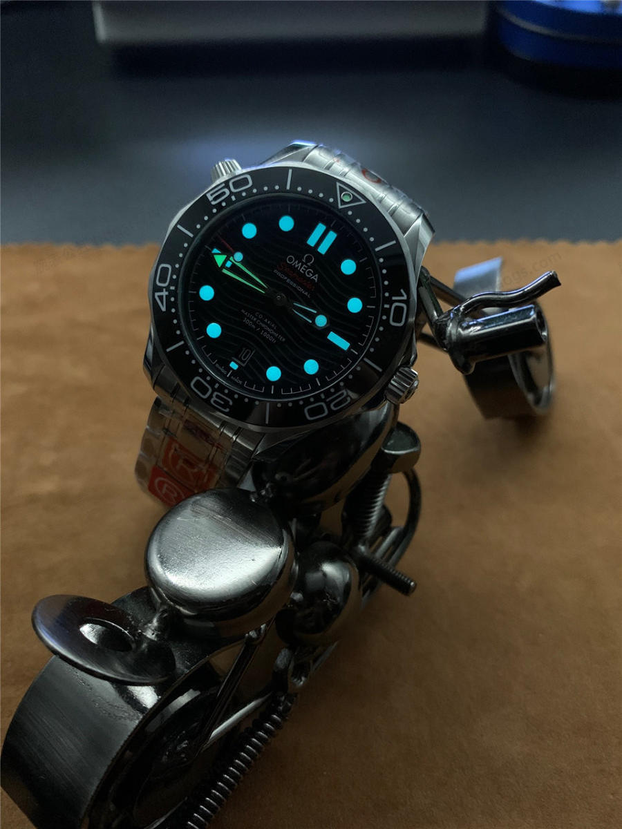 OR Factory Omega Seamaster 300M karşılaştırması VS Factory — 9. fotoğraf