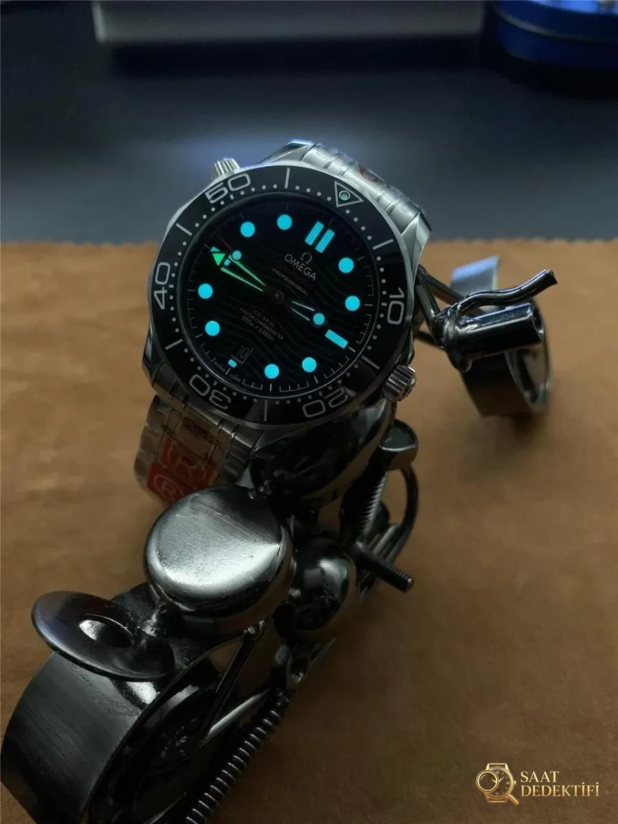 OR Factory Omega Seamaster 300M karşılaştırması VS Factory - Fosfor ve Super-LumiNova Gece Görünümü