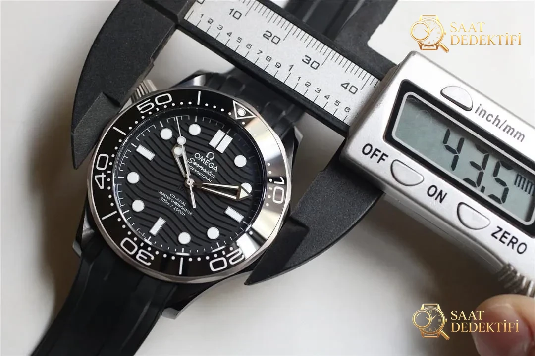 OR Factory Omega Seramik Titanyum Seamaster 300, gerçeğinden ayırt edilemez mi? - Arka Kapak ve Mekanizma Detayı