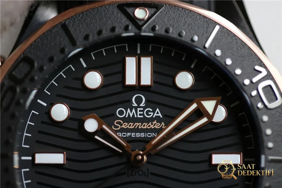 OR Factory Omega tam seramik Seamaster 300 rose gold, 8806 mekanizmalı: almaya değer mi? - Fosfor ve Super-LumiNova Gece Görünümü