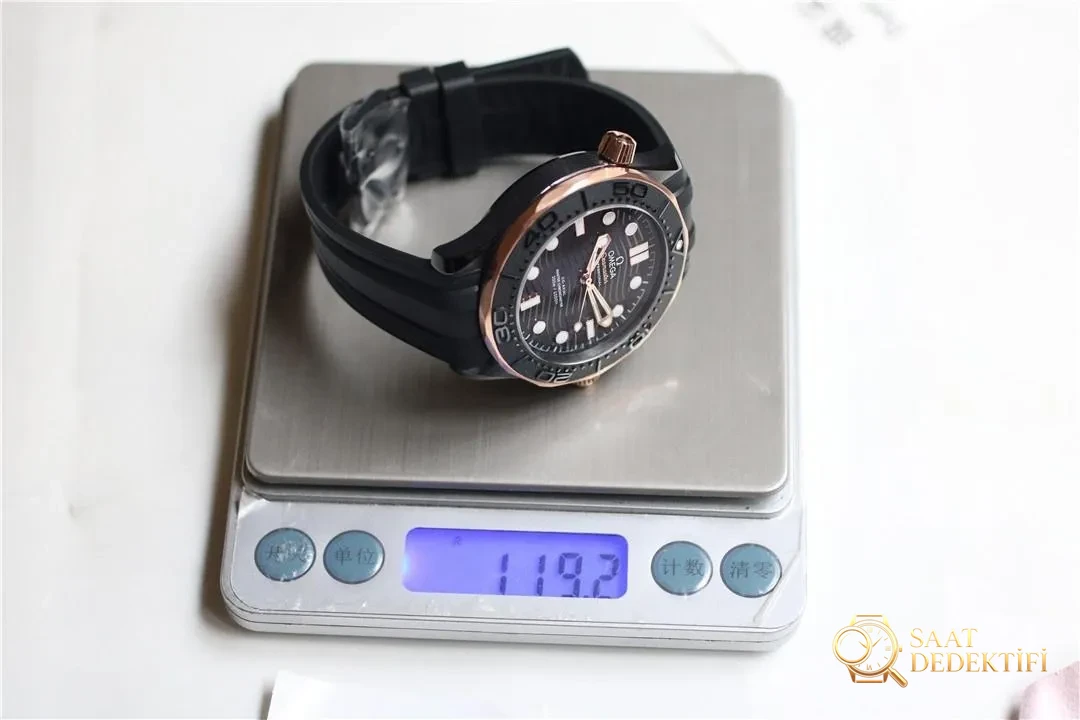OR Factory Omega tam seramik Seamaster 300 rose gold, 8806 mekanizmalı: almaya değer mi? - Arka Kapak Gravür ve Seri Numarası