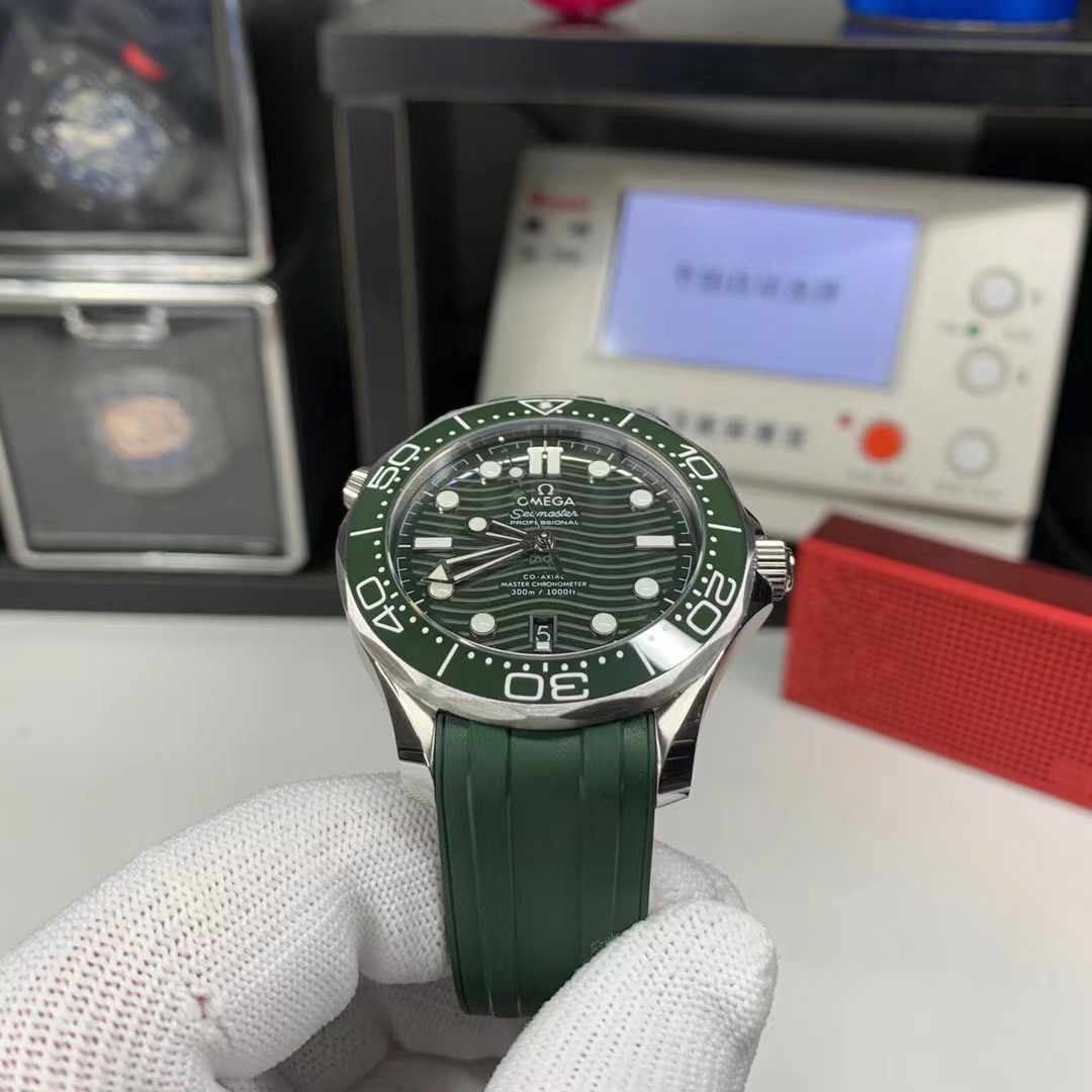 Omega Yeşil Seamaster Safir Cam