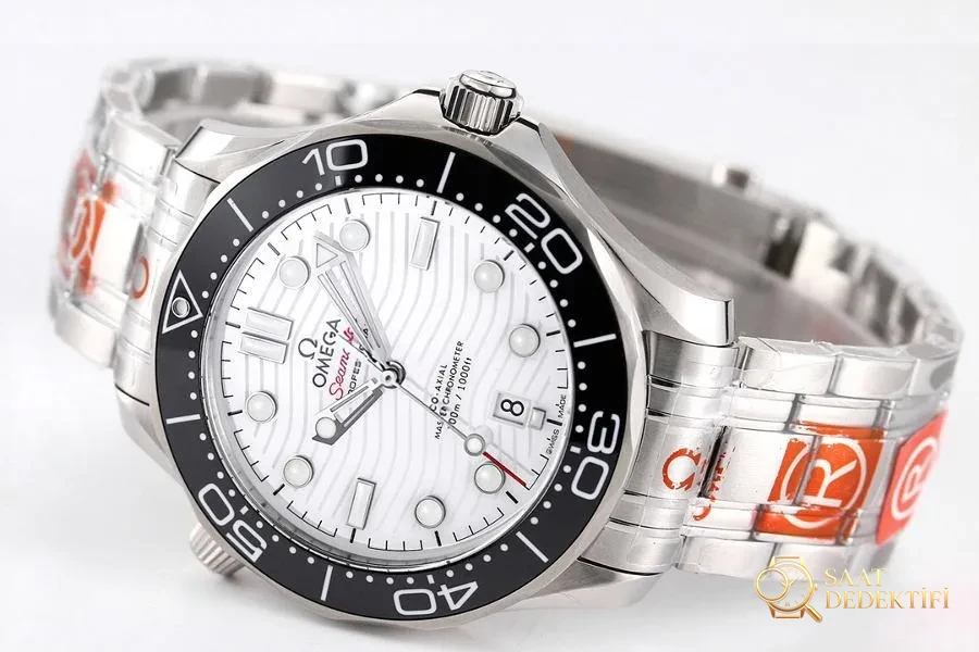 OR Factory Seamaster 300 (beyaz kadran) saati VS Factory ile kıyaslandığında nasıl - Arka Kapak ve Mekanizma Detayı