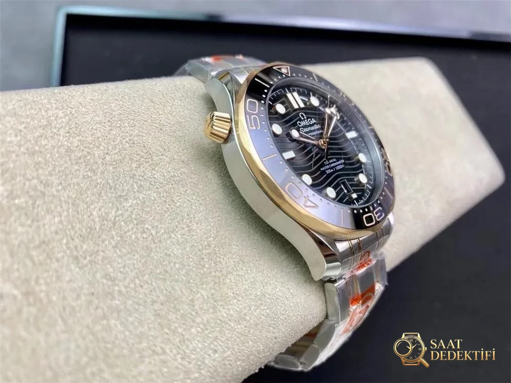 OR Factory Seamaster 300 çift renkli roze altın siyah kadran ile GF Factory arasındaki ilişki ne? - Makro Kadran ve İndeks İşçiliği
