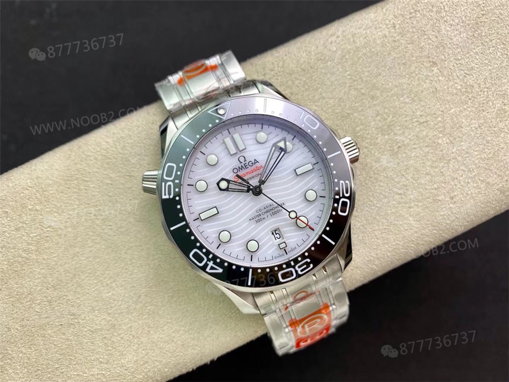 OR Factory Seamaster 300 panda kadran beyaz yüzeyin açıkları nerede? — 1. fotoğraf