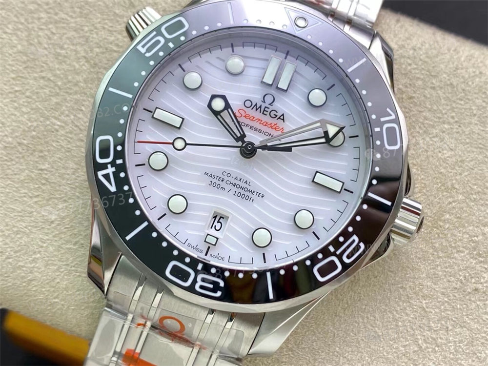 OR Factory Seamaster 300 panda kadran beyaz yüzeyin açıkları nerede? — 3. fotoğraf