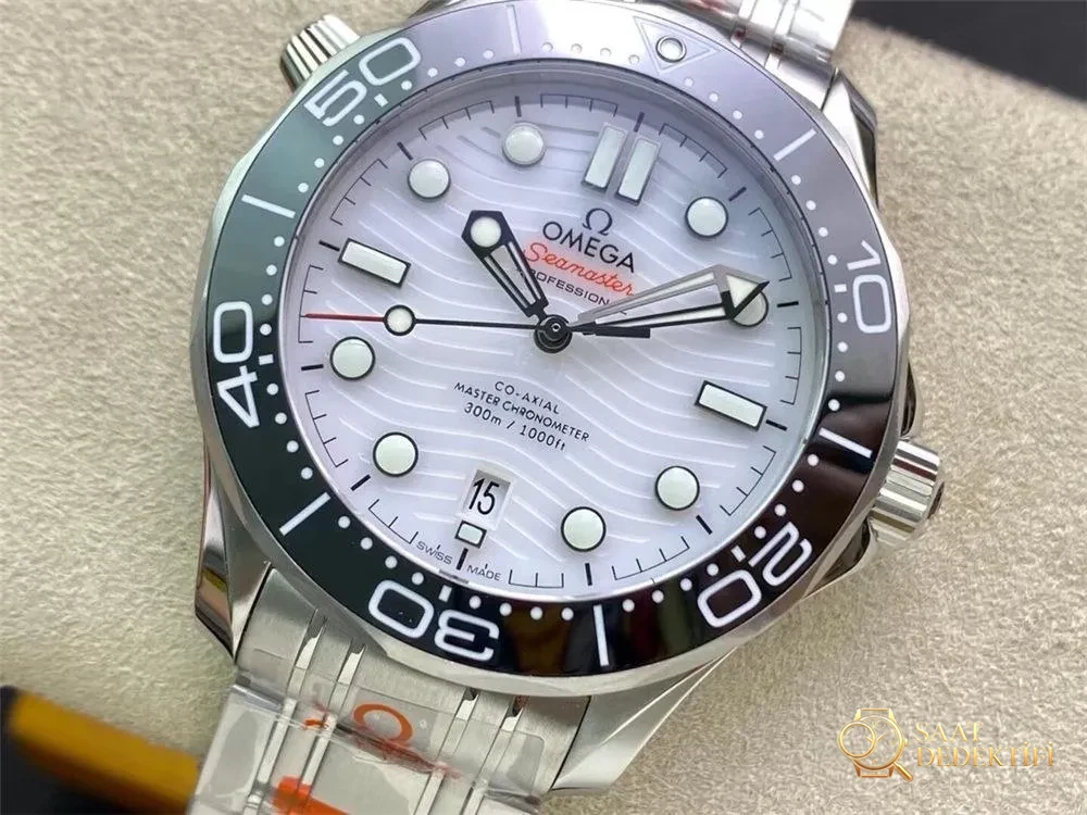 OR Factory Seamaster 300 panda kadran beyaz yüzeyin açıkları nerede? - Kasa Profili ve Kurma Kolu İncelemesi