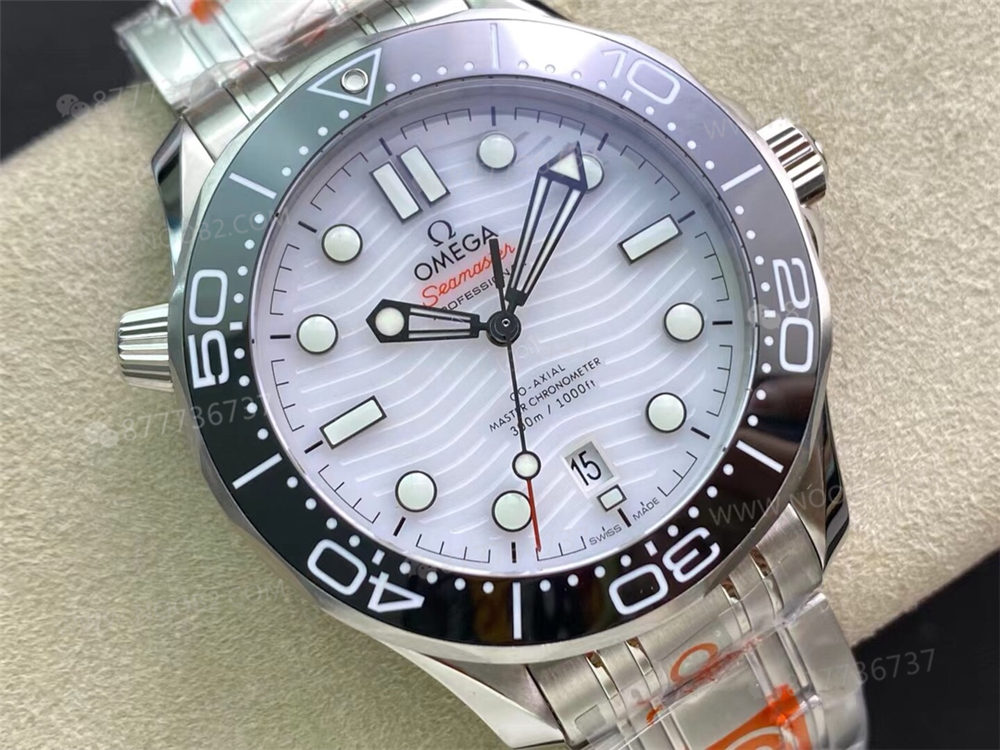 OR Factory Seamaster 300 panda kadran beyaz yüzeyin açıkları nerede? — 4. fotoğraf