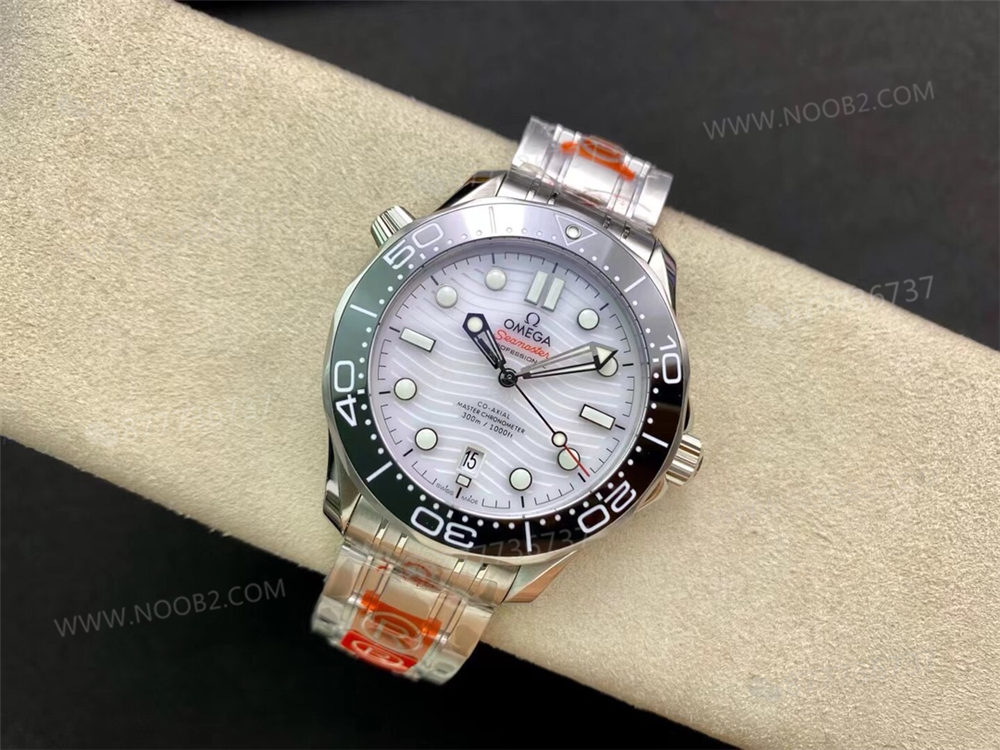 OR Factory Seamaster 300 panda kadran beyaz yüzeyin açıkları nerede? — 5. fotoğraf