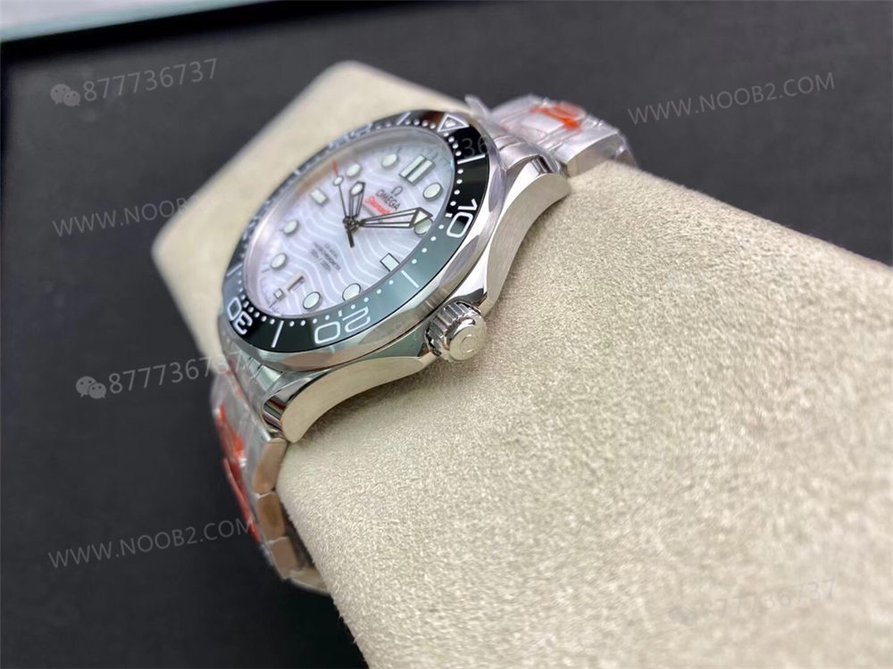 OR Factory Seamaster 300 panda kadran beyaz yüzeyin açıkları nerede? — 6. fotoğraf