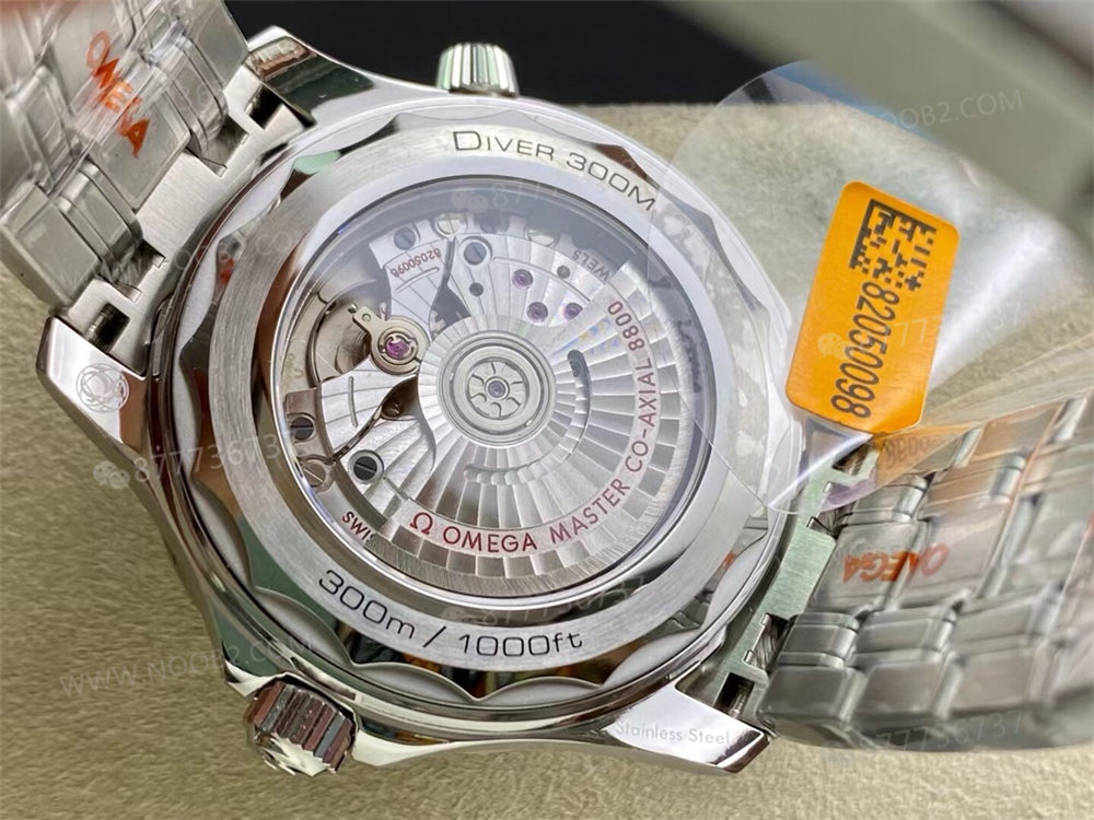 OR Factory Seamaster 300 panda kadran beyaz yüzeyin açıkları nerede? — 7. fotoğraf