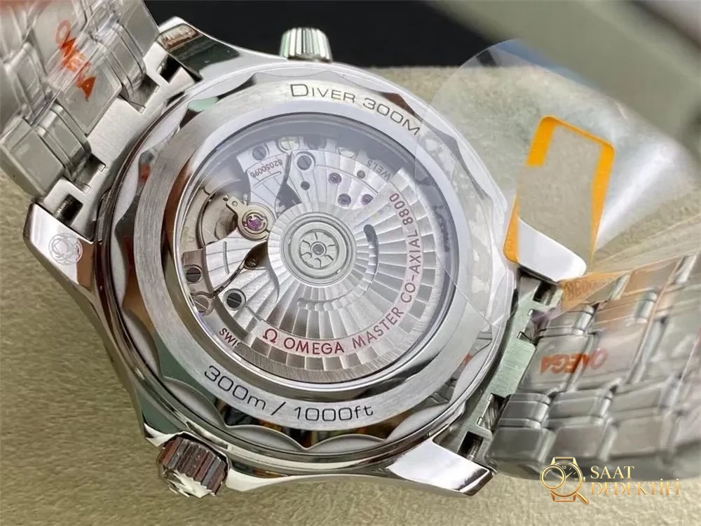 OR Factory Seamaster 300 panda kadran beyaz yüzeyin açıkları nerede? - Klips Kilidi ve Lazer Damgalar